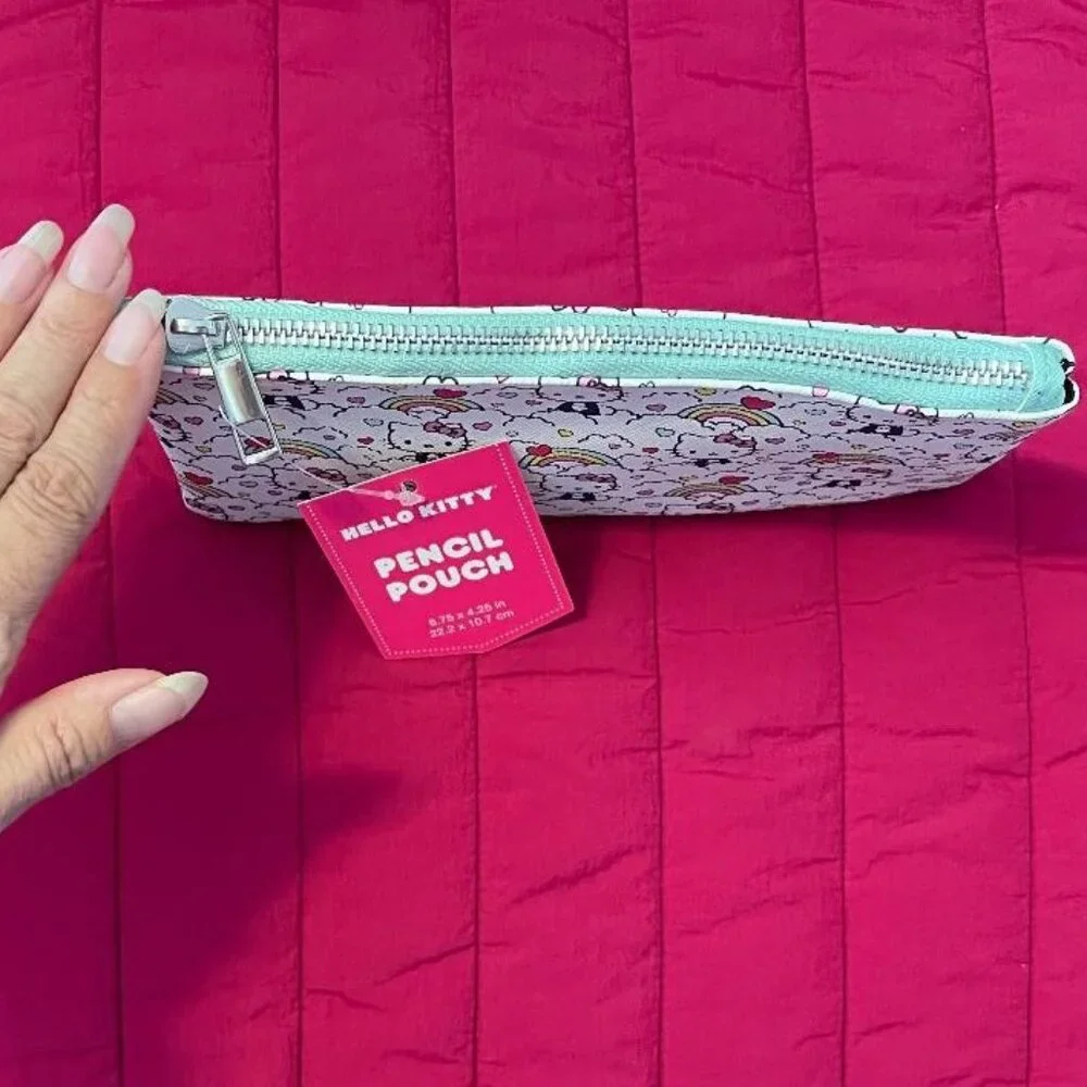 NWT ADORABLE HELLO KITTY PENCIL / PEN OR COSMETIC / MAKEUP CASE  / STORAGE POUCH